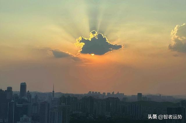 天蠍座：你非平庸之人，雖暫時潛藏，但年後必龍騰飛躍，一舉千裡插图2