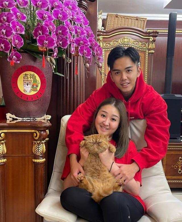 TVB“億萬駙馬”拍火辣情侶寫真，富婆妻子對澎湃胸肌上下其手插图8