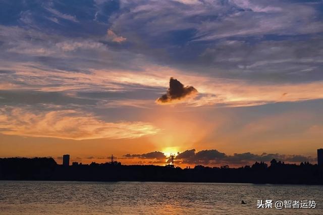 天蠍座： 明日起飛黃騰達，速寫祈願，貴人助力你喜氣盈門財運旺插图1