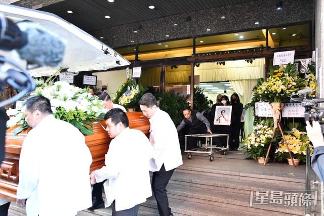 香港資深傳媒人林超榮出殯：三位女兒捧遺照送別，遺孀滿臉愁容插图1