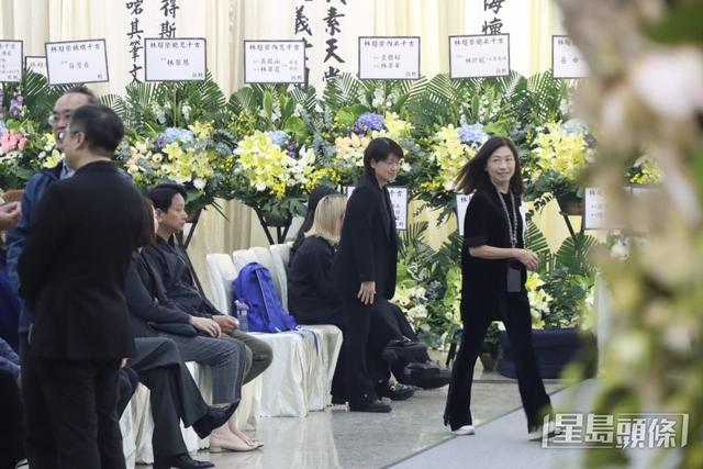 香港資深傳媒人林超榮出殯：三位女兒捧遺照送別，遺孀滿臉愁容插图2