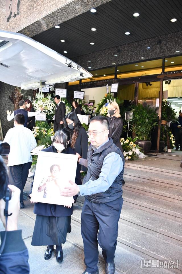 香港資深傳媒人林超榮出殯：三位女兒捧遺照送別，遺孀滿臉愁容插图4