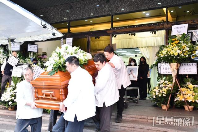 香港資深傳媒人林超榮出殯：三位女兒捧遺照送別，遺孀滿臉愁容插图5