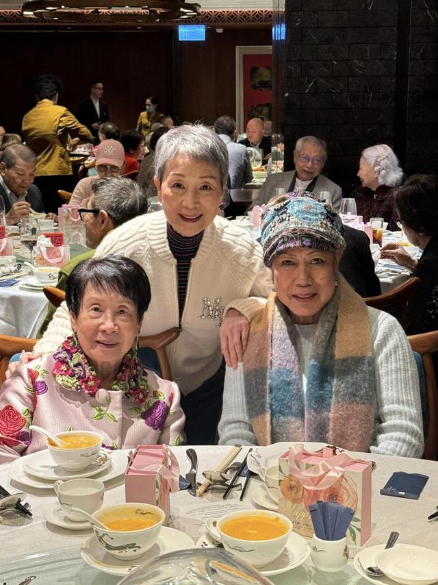 香港千億富婆慶94歲生日！95歲白雪仙出關賀老友，兩人絲毫不顯老插图3