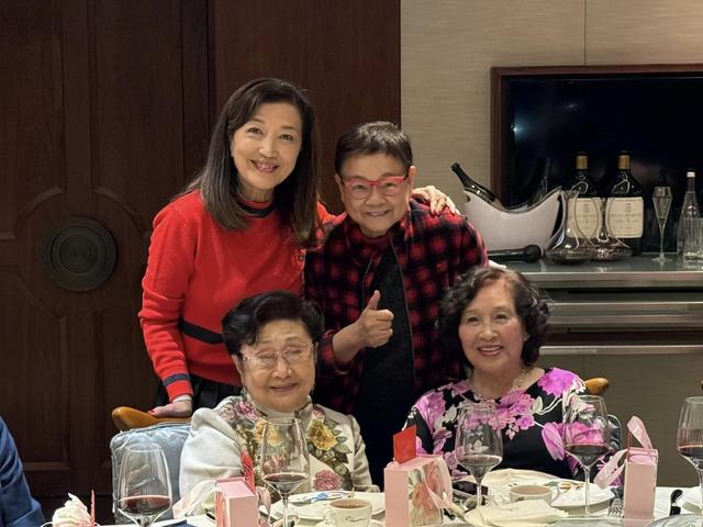 香港千億富婆慶94歲生日！95歲白雪仙出關賀老友，兩人絲毫不顯老插图6