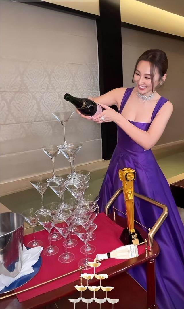 高海寧奪最佳女配回酒店大肆慶祝！主動獻吻又灌酒，笑得花枝亂顫插图6