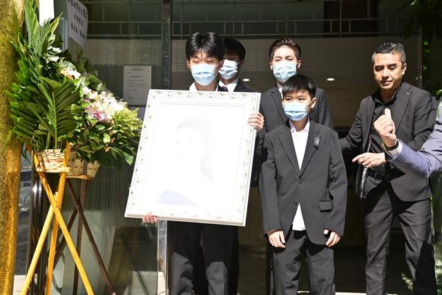 黎淑賢出殯！4子哀痛送亡母，二婚生的兒子捧遺照24歲長子隨其後插图2