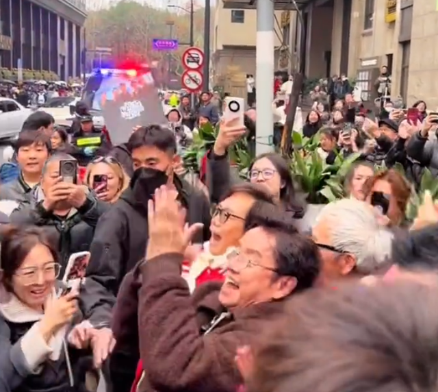 溫拿五虎現身上海黃河路！73歲譚詠麟大冬天吃雪糕饞到吮手指插图10