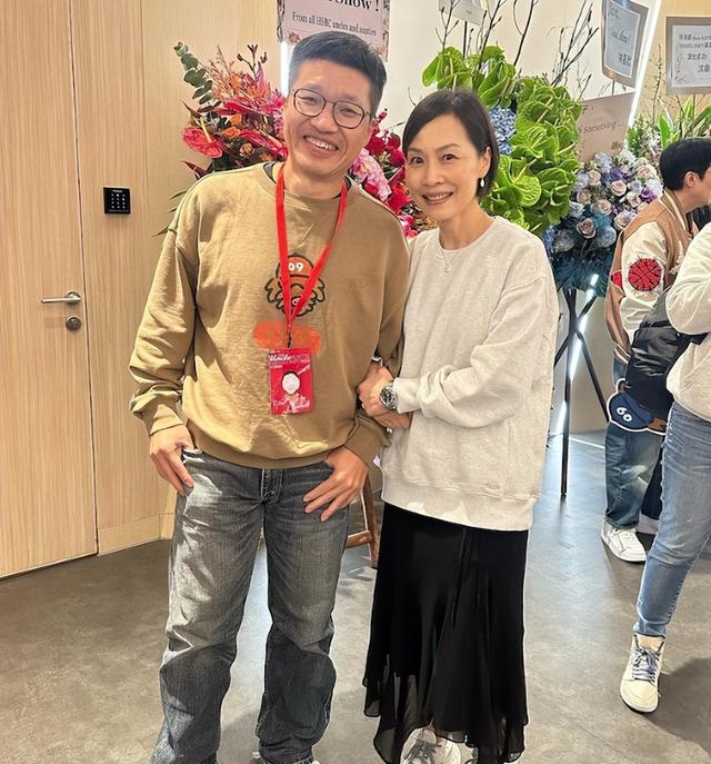 54歲天後往肚子裡塞球扮孕婦！大腹便便做瑜伽找回24年前懷孕記憶插图8