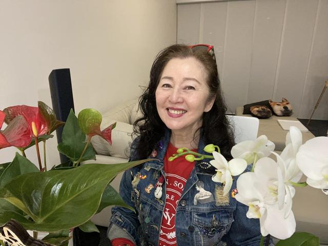 李小龍嫂子71歲仍在一線工作，擔任禮儀講師，愛馬仕包隨意扔地上插图8