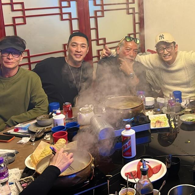 港星兄弟團吃火鍋喝茅臺！63歲男星暴瘦現身，張耀揚一臉兇狠霸氣插图3