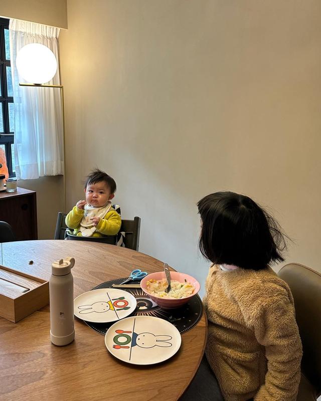 港星太太曬女又被罵！1歲幼女誤食紙皮，被長女摳喉嚨哭到臉紅插图2