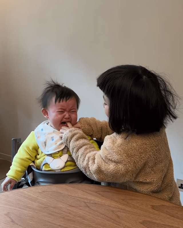 港星太太曬女又被罵！1歲幼女誤食紙皮，被長女摳喉嚨哭到臉紅插图3