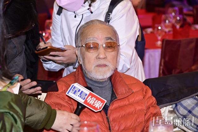 82歲盧海鵬右眼失明嚴重影響生活，看不清手機劇本，仍想拍戲插图1