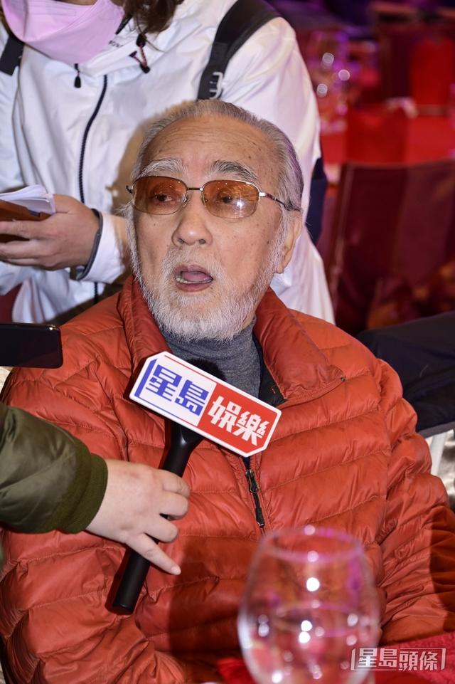 82歲盧海鵬右眼失明嚴重影響生活，看不清手機劇本，仍想拍戲插图4