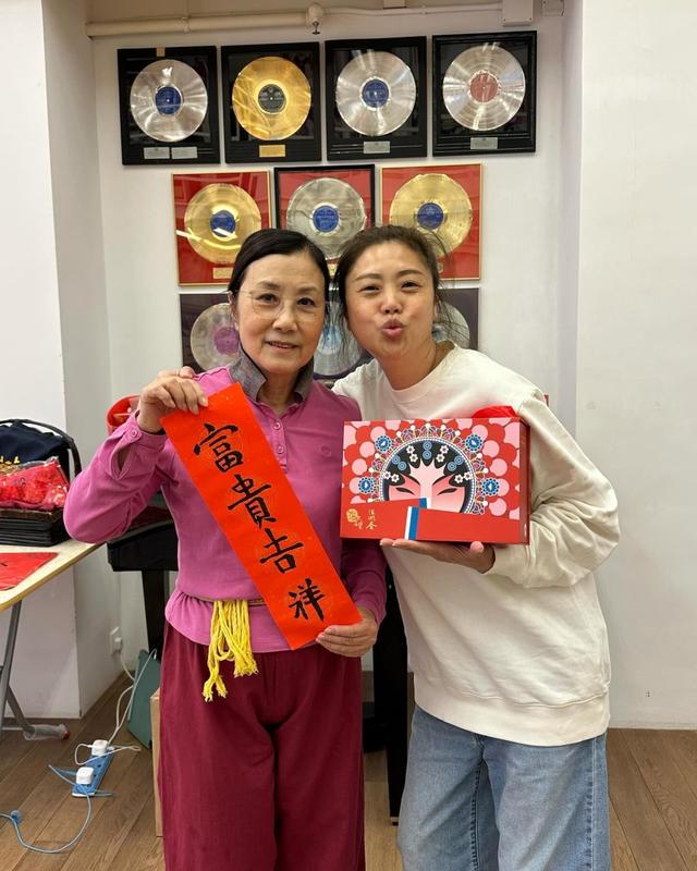 57歲退圈女星拜訪76歲汪明荃！滿臉色斑黑眼圈嚴重，比阿姐還顯老插图3