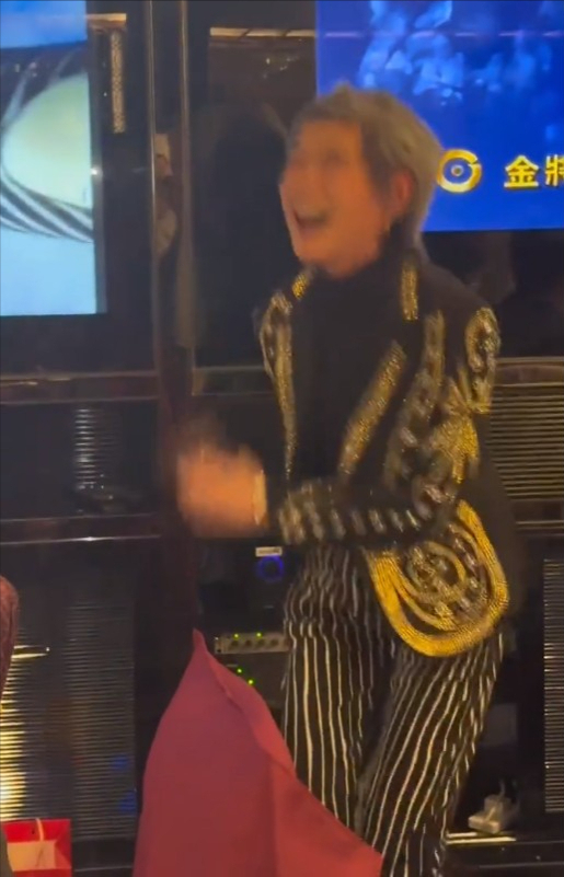 60歲葉童疑喝醉酒，派對唱K瘋狂甩頭放飛自我，葉子楣優雅露面插图6