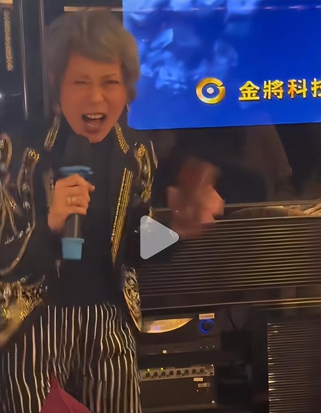 60歲葉童疑喝醉酒，派對唱K瘋狂甩頭放飛自我，葉子楣優雅露面插图13