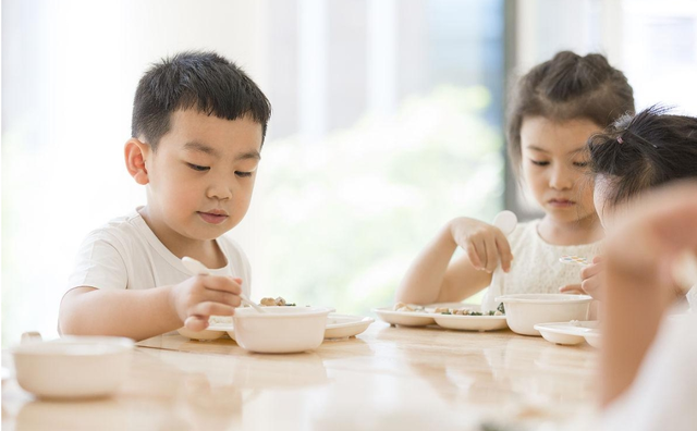 小孩吃飯吃得多，影響身體發育？營養師：孩子吃飯有4點要留心插图1