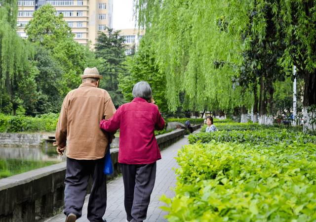 立春天氣轉暖，適宜外出活動？醫生建議：60歲後，出門註意這3點插图2