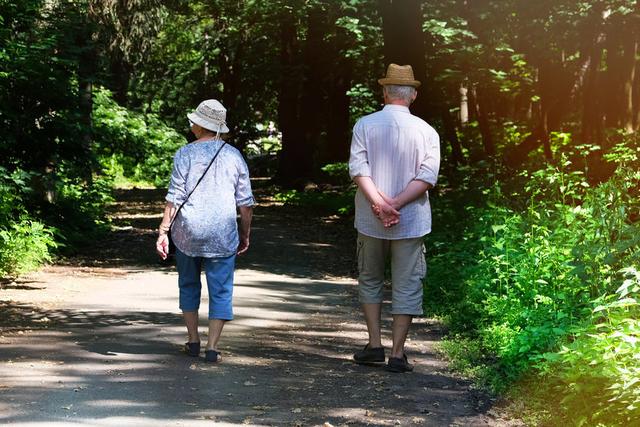 走路越快越長壽？醫生：60歲以後，老年人走路不要超過這個速度插图1