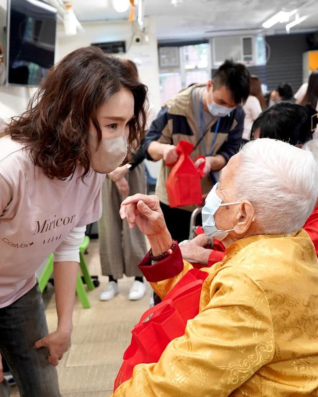 黎姿探訪養老院，被102歲婆婆問：你是二十多歲嗎？瞬間欣喜若狂插图1