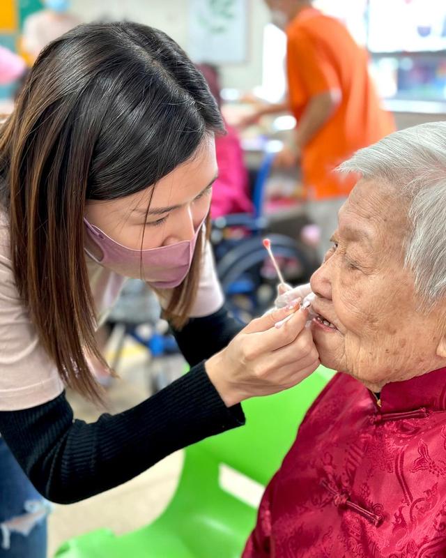 黎姿探訪養老院，被102歲婆婆問：你是二十多歲嗎？瞬間欣喜若狂插图2