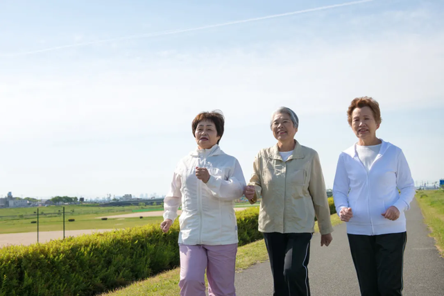 女性過瞭60歲，若不改掉這4個習慣，當心身材走樣加速衰老！插图6