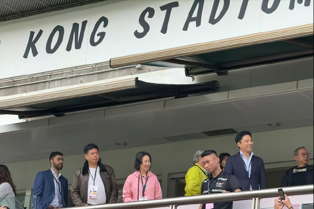 香港豪門組團看梅西！何超瓊林建嶽自拍，霍啟山同框貝克漢姆女兒插图15