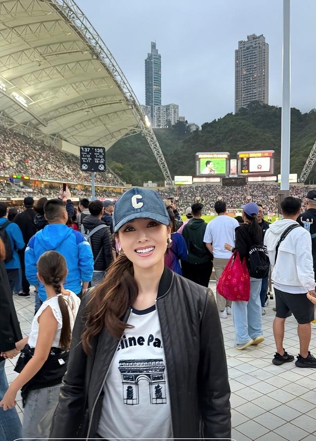 香港豪門組團看梅西！何超瓊林建嶽自拍，霍啟山同框貝克漢姆女兒插图19