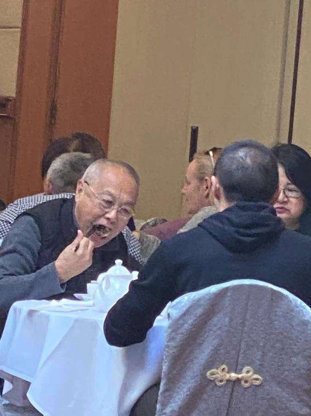 75歲香港老戲骨移民加拿大有鄉愁，茶樓大快朵頤過嘴癮，眉開眼笑插图1