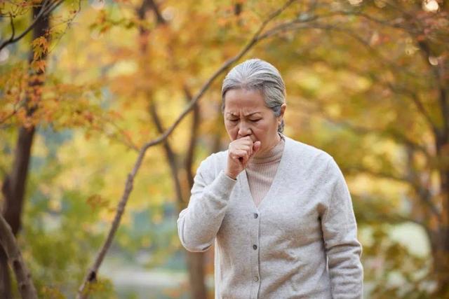 62歲阿姨牙齦出血，流鼻血，咳血不斷，醫生嘆息：這病很難扛過去插图2