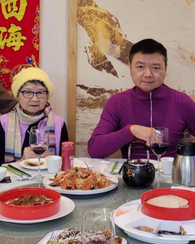 65歲港星與90歲母親同天過壽！母親豪飲紅酒兒子嘆世上隻有媽媽好插图2