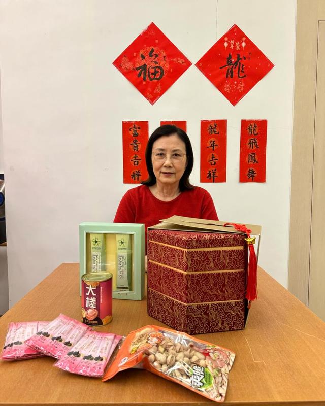 76歲汪明荃過年氣氛拉滿！風風火火置辦年貨，親自踩凳貼春聯插图4