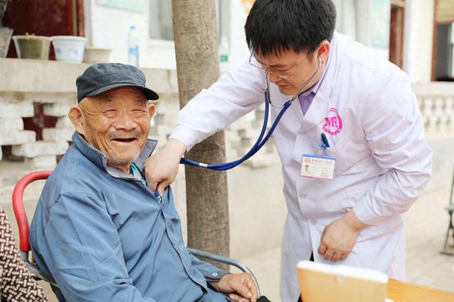 經常喝茶和喝白開水，哪個更養身體？老年人怎麼選？醫生告訴您缩略图