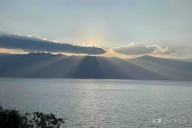 雙魚座：今天財神爺來敲你傢門，財源廣進，接瞭旺一整年！缩略图