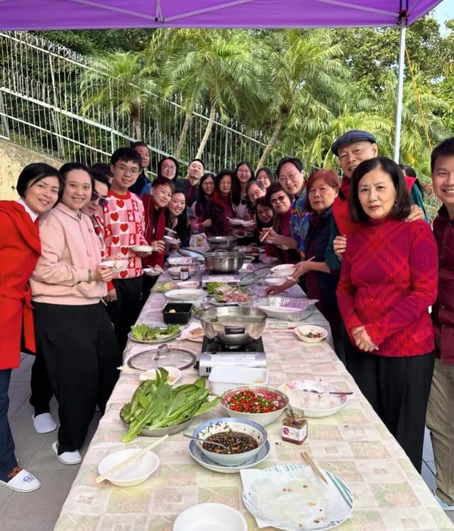 震撼！近50人到汪明荃傢拜年擠爆樓梯，左耳暫失聰男星獨獲贈墨寶插图1