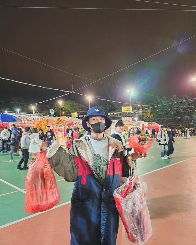 黃宗澤春節逛花市大豐收，神秘打扮被網友抨擊好似“賣魚佬”插图3