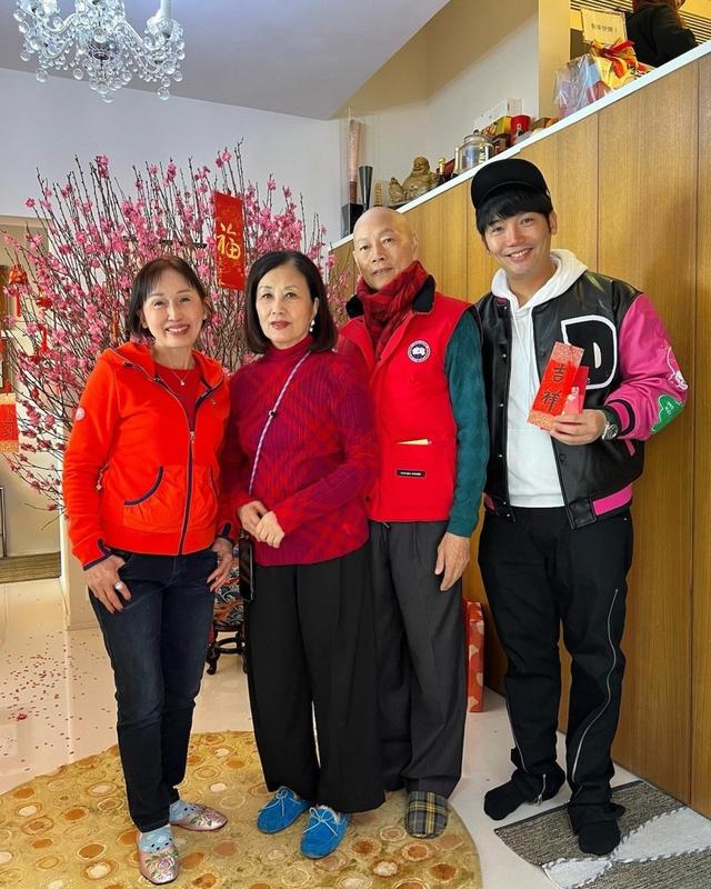 76歲汪明荃拜年Look定價近4萬，新出遊情侶裝竟非最愛GUCCI？插图6