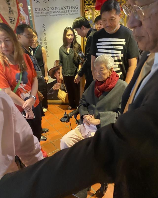 82歲蔡瀾近況！消瘦現身書店胡子拉碴，去年為救妻跌傷仍坐輪椅插图3