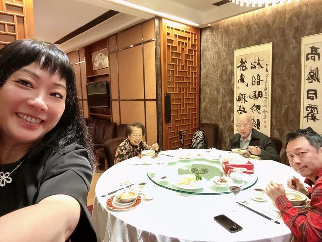 黎耀祥帶92歲嶽父83歲嶽母四人約會！魚翅鮑魚燕窩齊備老婆很滿意插图2