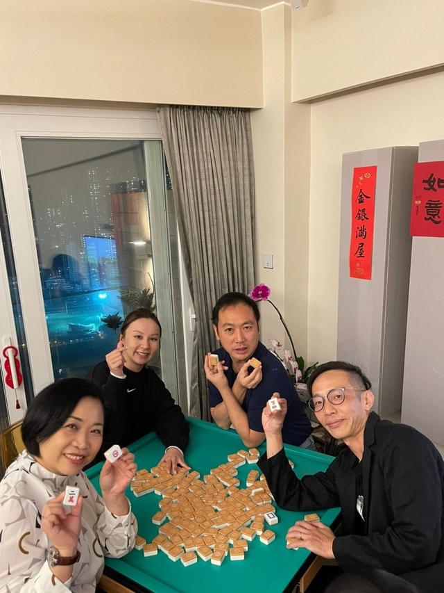 香港女星招待10人拜年團，豪宅打麻將喝香檳，飽覽紙醉金迷夜景插图5