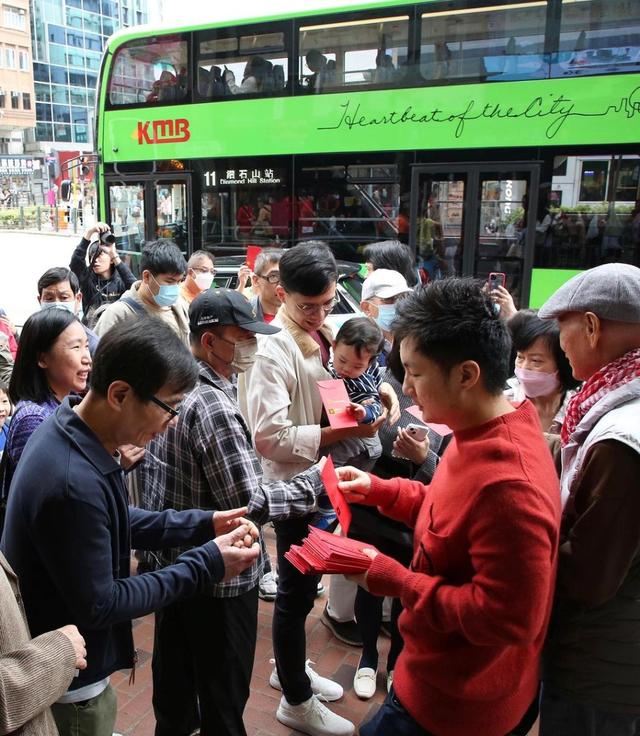 羅傢英與富三代街頭派紅包！送一千萬現金，每封百元路人樂開花插图4