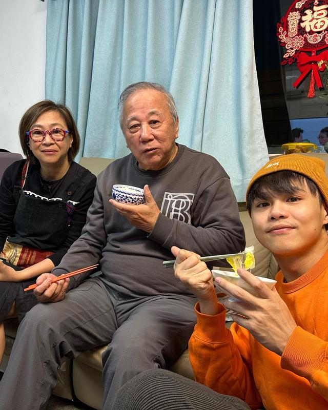 80歲夏雨一傢三口吃團年飯！白發蒼蒼老態畢現，兒子主持花車匯演插图4