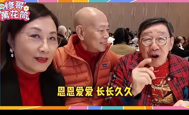 92歲胡楓赴袁偉豪兒子百日宴，捏臉摸手送祝福，收定制版茅臺酒插图6