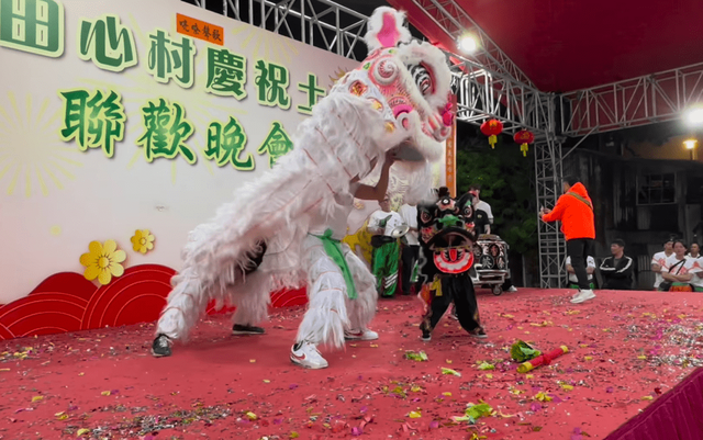 陳山聰兒子過年收紅包鋪滿一地！有星二代躺紅包堆，彰顯父母人脈插图9