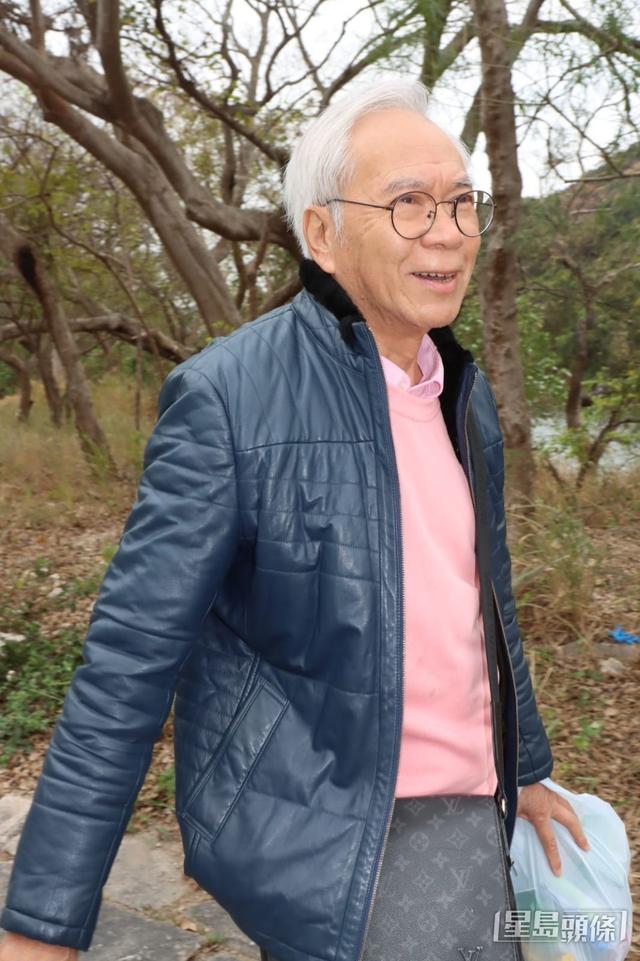 73歲港星冒嚴寒搭乘小巴探監未婚妻，稱有人借他博流量賺大錢插图2