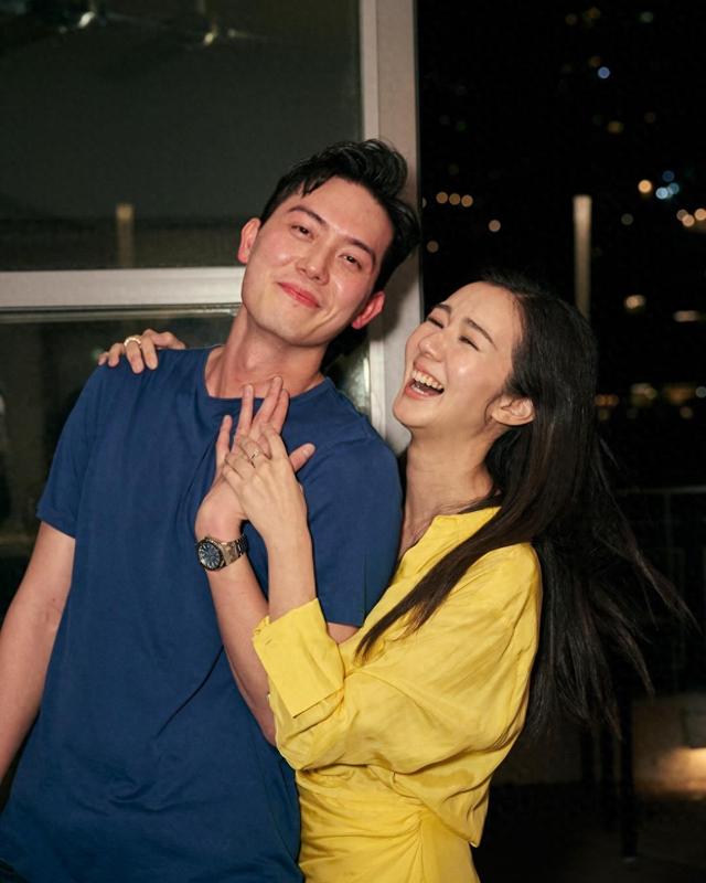 大婚將至！港姐麥明詩攜未婚夫派喜餅，滿面春風人妻感溢出屏幕缩略图