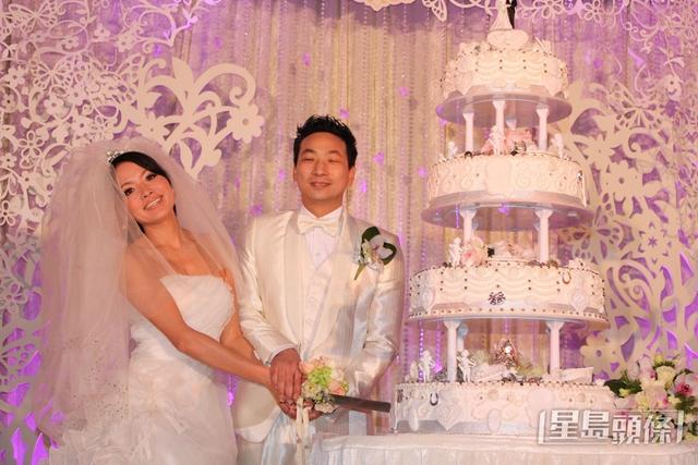 香港老戲骨慶祝結婚13年群星到賀！曾遇車禍毀容不育老公不離不棄插图2