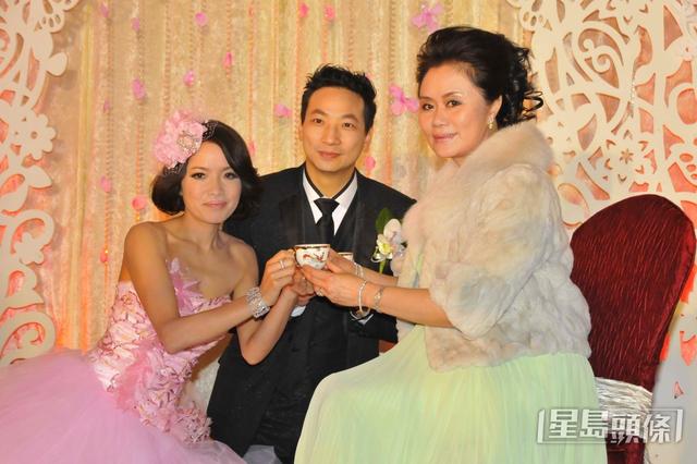 香港老戲骨慶祝結婚13年群星到賀！曾遇車禍毀容不育老公不離不棄插图10